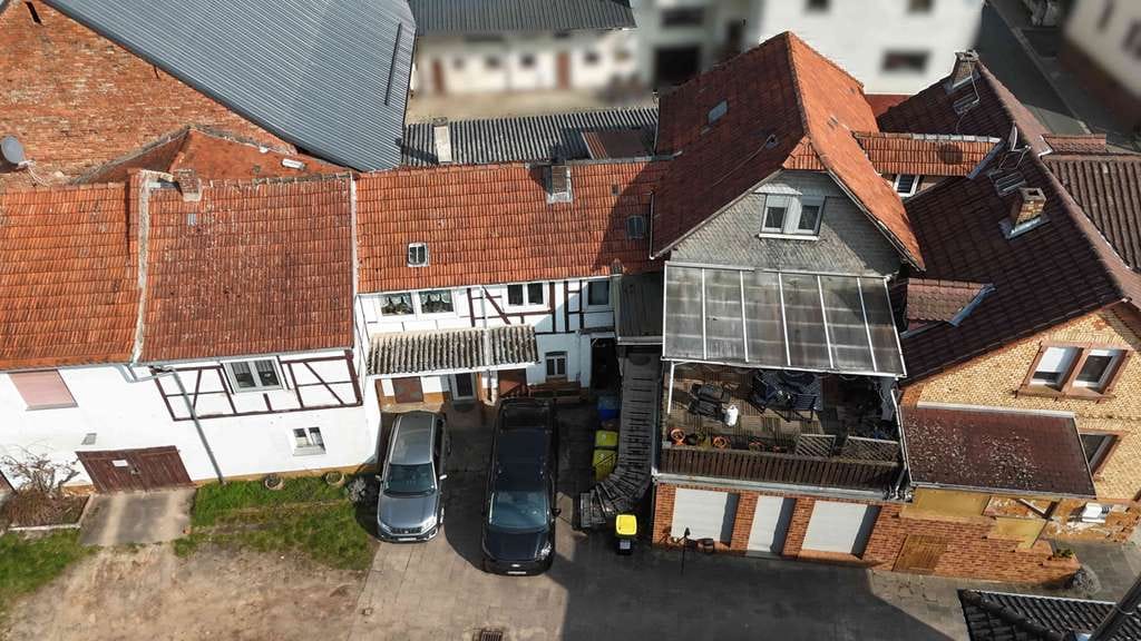 Immobilie in Hasselroth - MFH mit 2 Wohnungen + 2 Gewerbeeinheiten - 307 m² Fläche & Entwicklungspotenzial - Bild 0