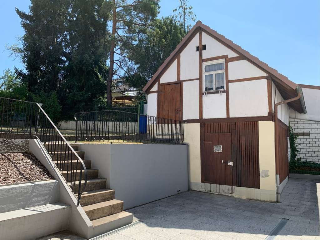 Immobilie in Haibach - Ein besonderes 2-Fam.-Haus mit Nebengebäude, Do.-Garage und schönem Garten - renovierungsbedürftig - Bild 1