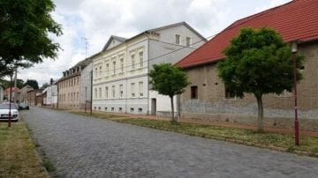 Immobilie in Osternienburger Land - Gebäudekomplex v. ehem. Gutshof m. saniertem MFH auf 7.329 m² Dreifrontengrundstück - Bild 0