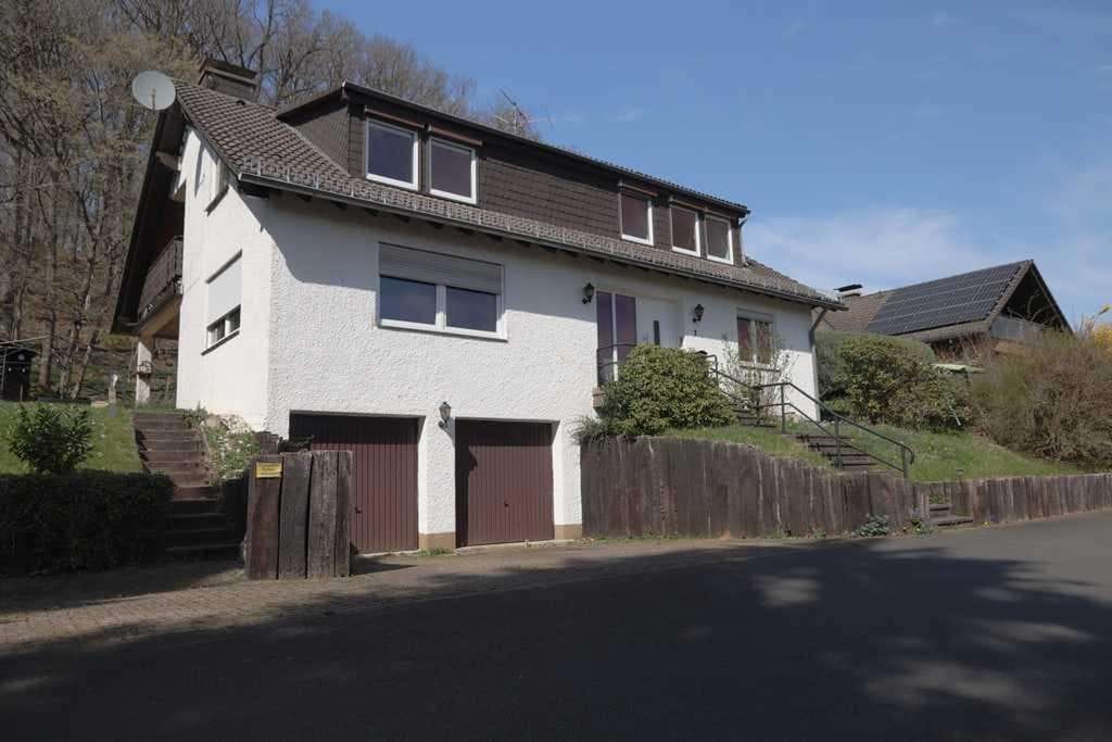 Immobilie in Daun - In Daun, freistehendes Zweifamilienhaus mit Doppelgarage und groβem Grundstück. - Bild 0