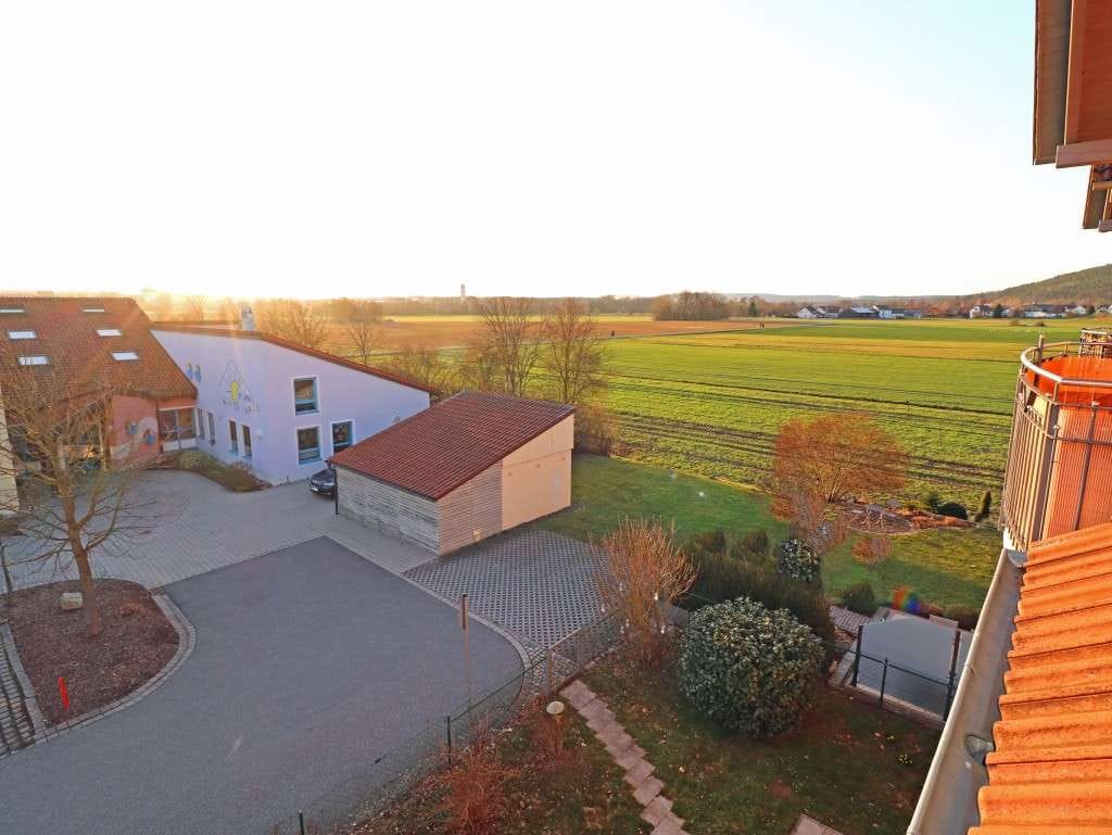 Immobilie in Wernberg-Köblitz - Wohnen mit Galerieflair! Traumhafte 3,5 Zimmer Eigentumswohnung mit Balkon und 3 Stellplätzen - Bild 2