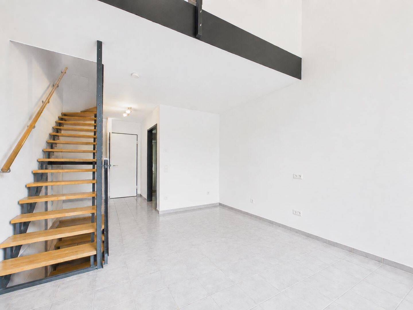 Immobilie in Grafrath - Modernes Reihenmittelhaus mit überhohen Decken und Südgarten - Bild 2