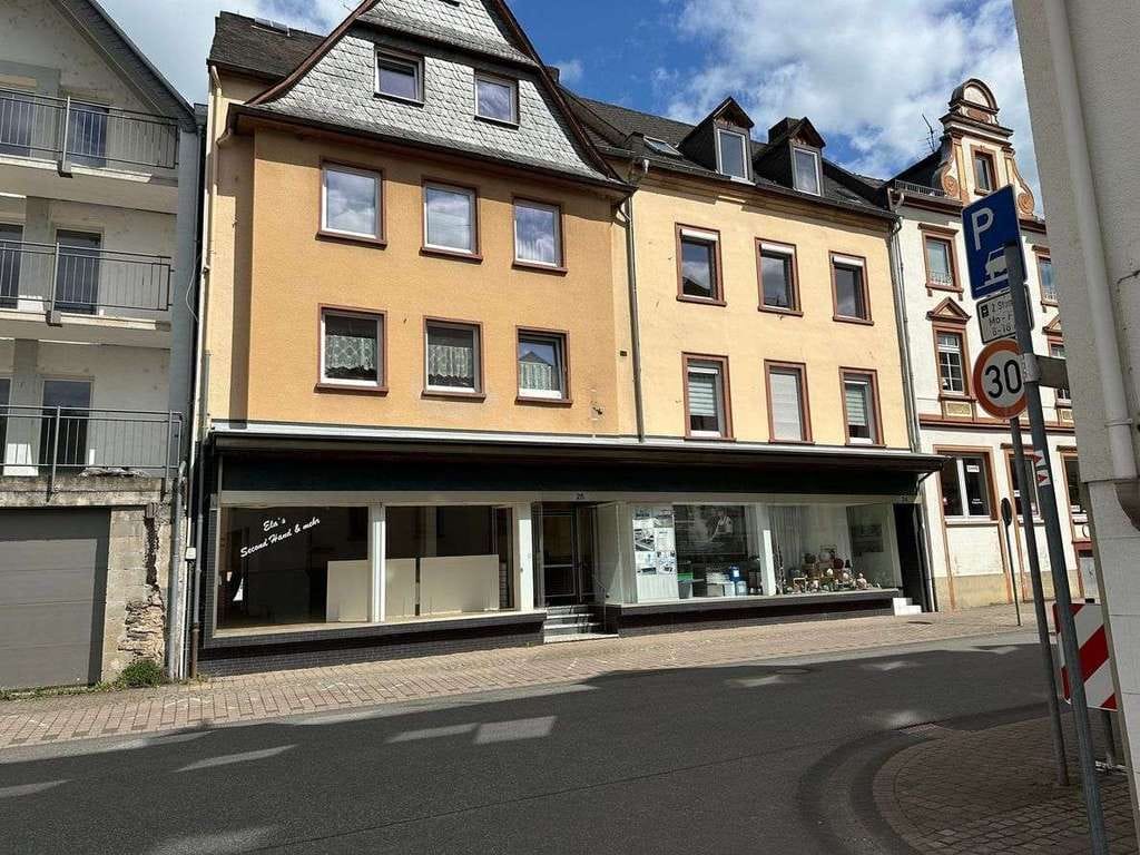 Immobilie in Zell (Mosel) - 2 vermietete MFH plus Hintergebäude mit 5 Wohnungen, Gewerbefläche und Garagen in Zell (Mosel) - Bild 0
