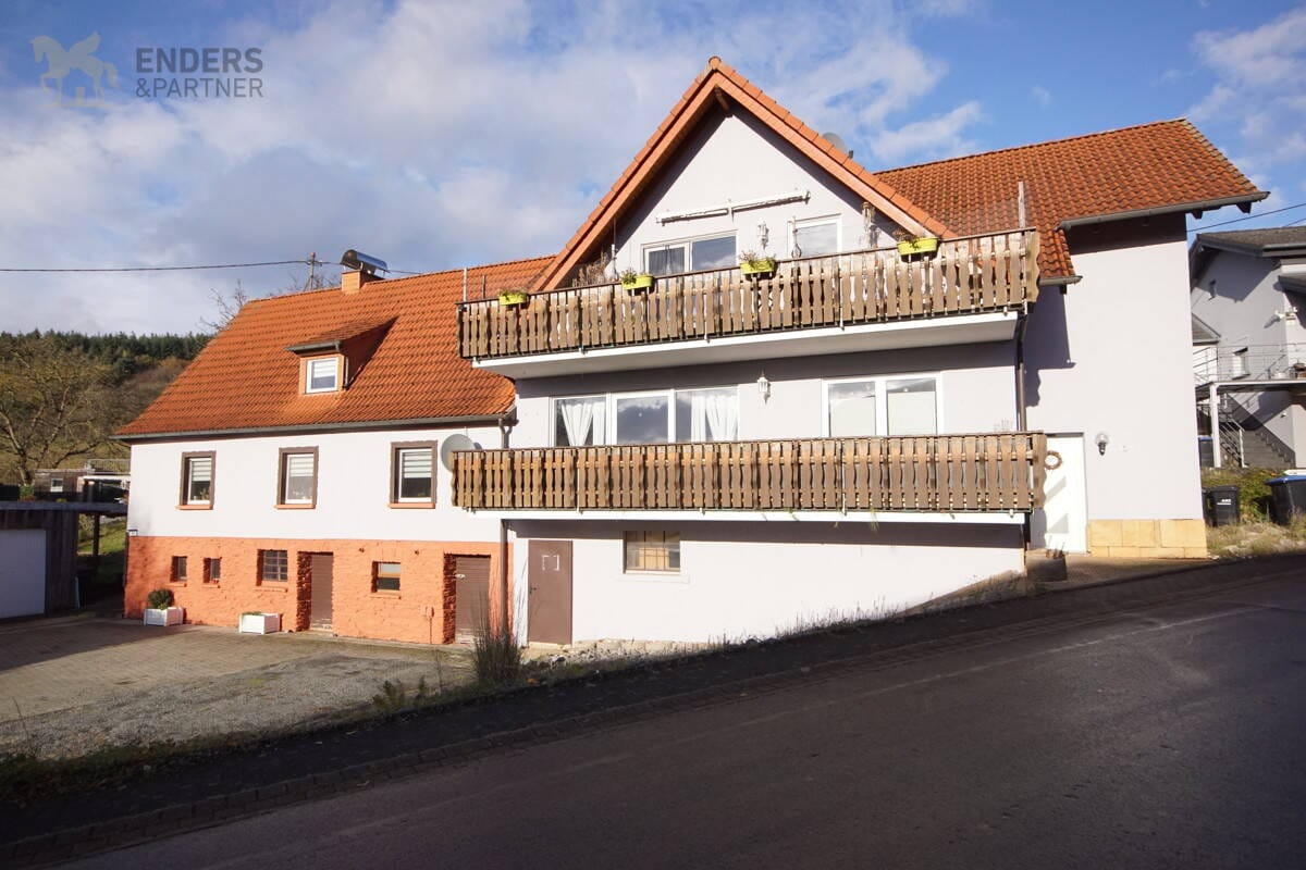 Immobilie in Flußbach - Gepflegtes 3-Familienhaus mit Garagen, Garten und hervorragenden Mieteinnahmen - Bild 0