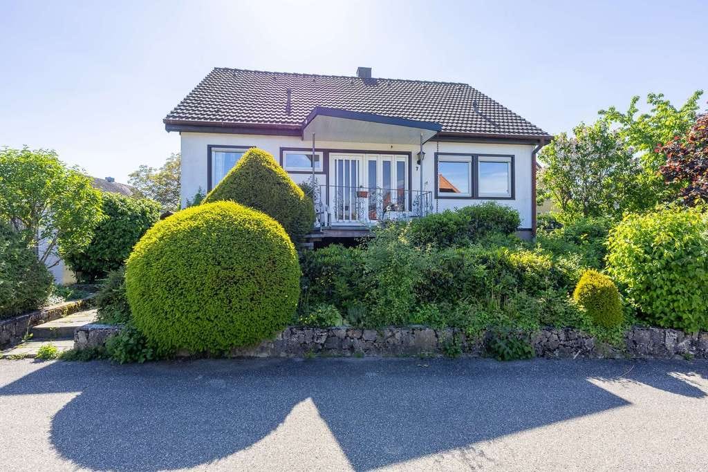 Immobilie in Kupferzell - Einfamilienhaus mit Einliegerwohnung und großem Garten - Bild 2