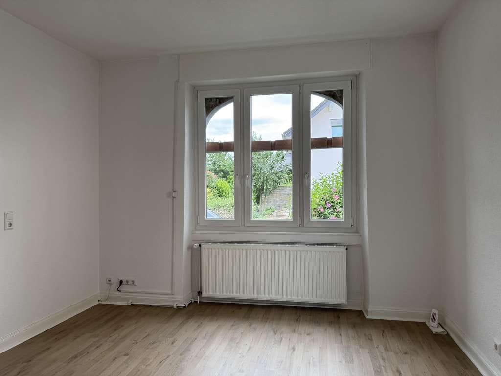 Immobilie in Kirchheim an der Weinstraße - Einfamilienhaus mit Garage und Hof in ruhiger Lage - Bild 2
