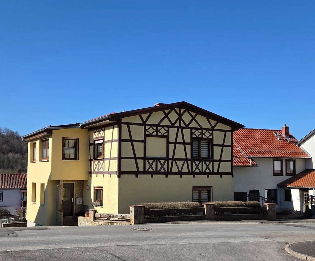 Immobilie in Meiningen - Charmantes Wohnhaus mit Entwicklungspotenzial in Henneberg bei Meiningen - Bild 1