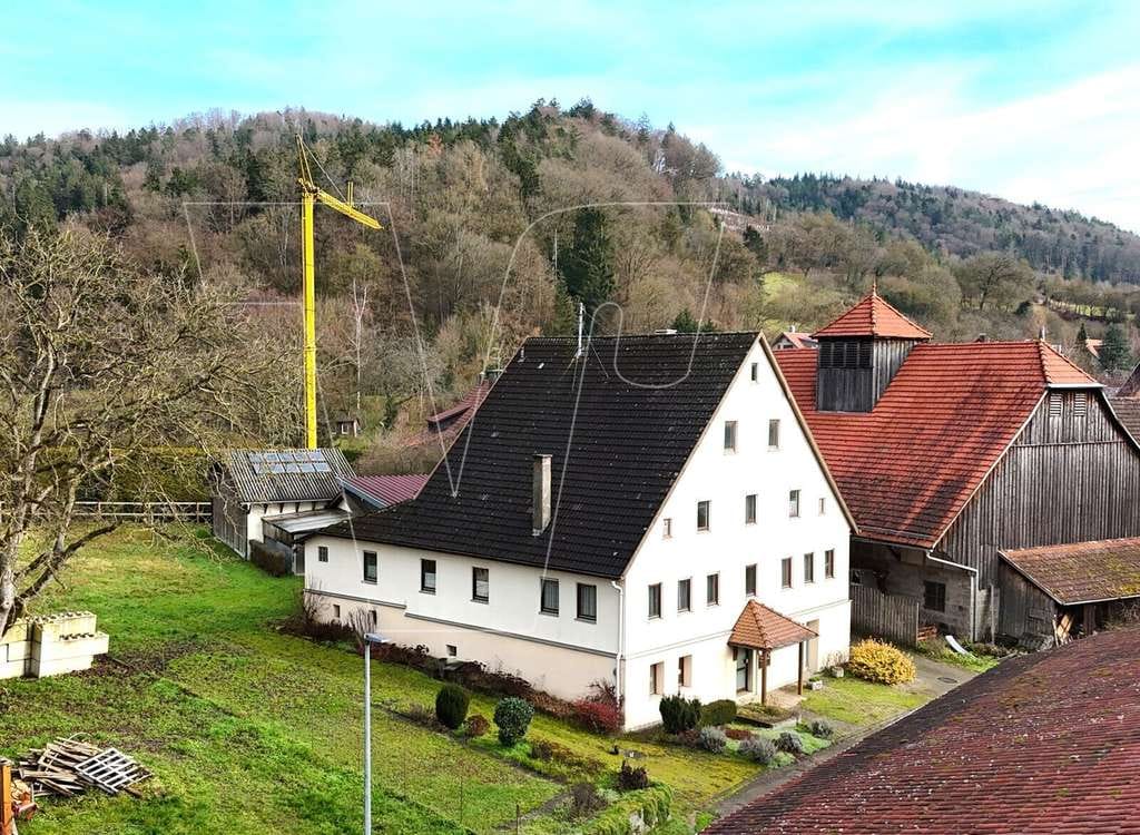 Immobilie in Sulzbach an der Murr - Vielseitig nutzbares Anwesen mit großem Wohnhaus, weitläufigem Grundstück und umfangreichen Nebengeb - Bild 0