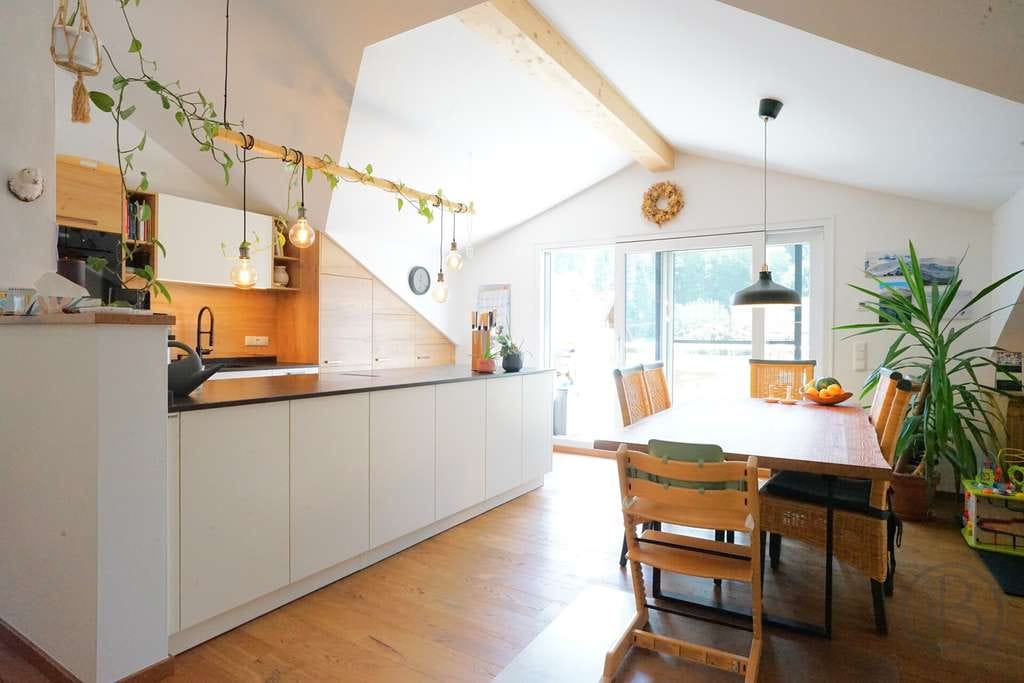 Immobilie in Teisendorf - Hochwertige 4-Zi.-Wohnung inkl. TG-Stellplatz, Einzelgarage & moderner EBK in sonniger Lage. - Bild 2
