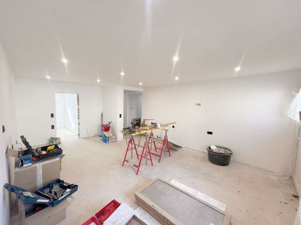 Immobilie in Orenhofen - Handwerkertraum: Reihenendhaus mit Potenzial, großer Garage und großem Garten! - Bild 2