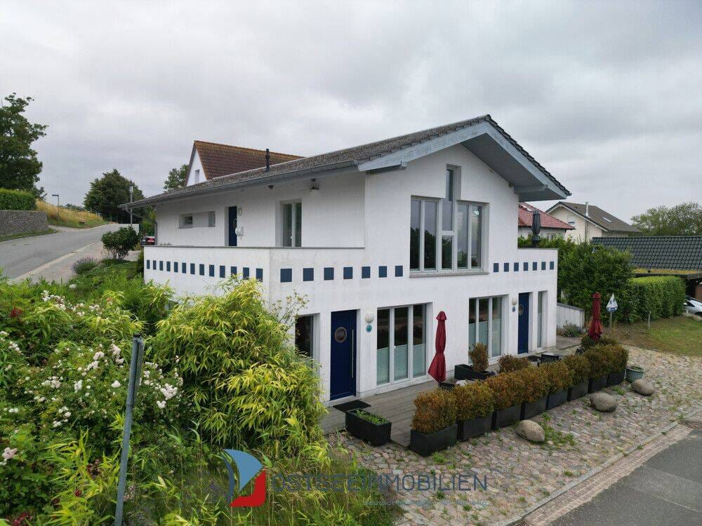 Immobilie in Lohme - Seeblick im Seebad Lohme, Insel Rügen, Top Ferienhaus mit 3 Fe-Wohnungen,  voll möbliert, Vermietung ab sofort möglich, 360° Besichtigung auf Anfrage - Bild 1