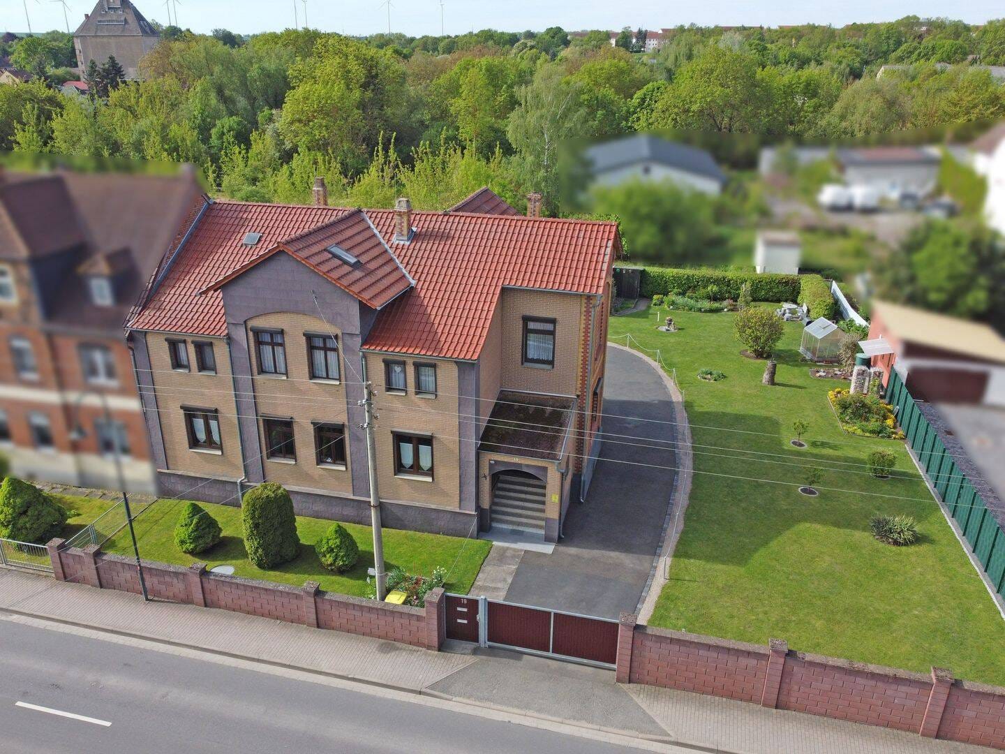 Immobilie in Greußen - Großzügiges Wohnhaus mit Entwicklungspotenzial, Nebengelass und idyllischem Garten - Bild 1