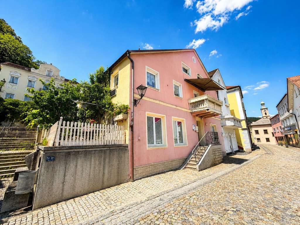 Immobilie in Riedenburg - Zweifamilienhaus mit vielseitigem Nutzungspotenzial in begehrter Altstadtlage von Riedenburg - Bild 0