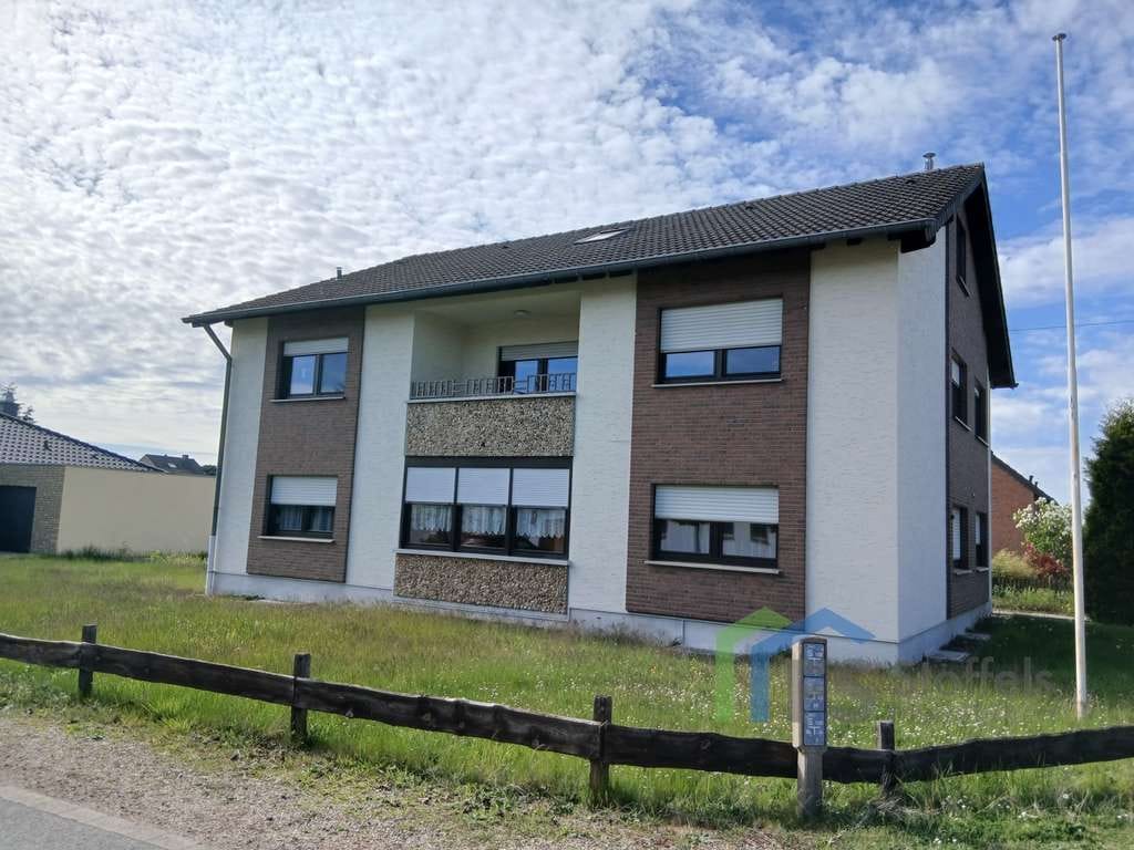 Immobilie in Vettweiß - Kapitalanlage mit Potenzial:  solides Zweifamilienhaus mit 2 Garagen in ruhiger Lage von Vettweiß - Bild 0
