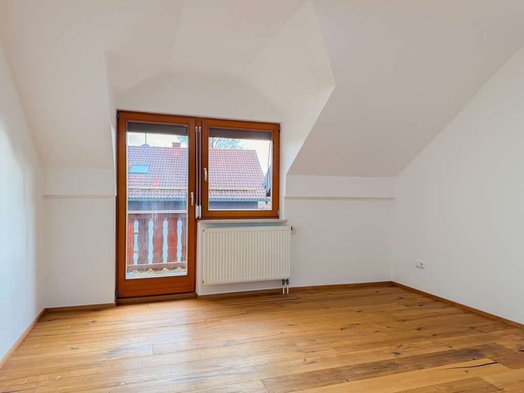 Immobilie in Wörthsee - Traumhafte Dachgeschosswohnung mit Kaminofen und Einzelgarage in Wörthsee - Bild 2