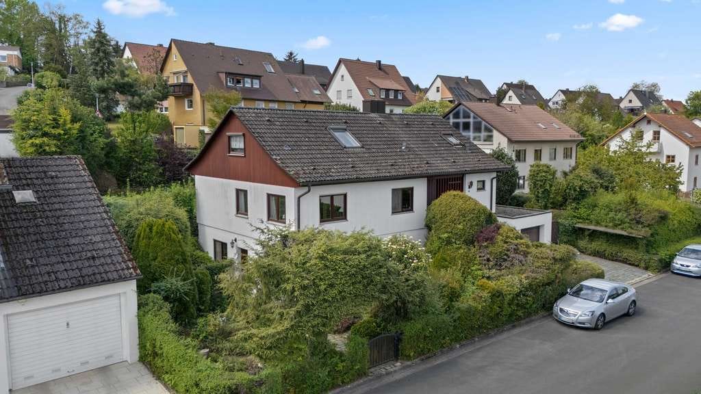 Immobilie in Bayreuth - Zentrale Lage! Einfamilienhaus mit traumhaftem Grundstück und ELW in Aichig - Bild 2