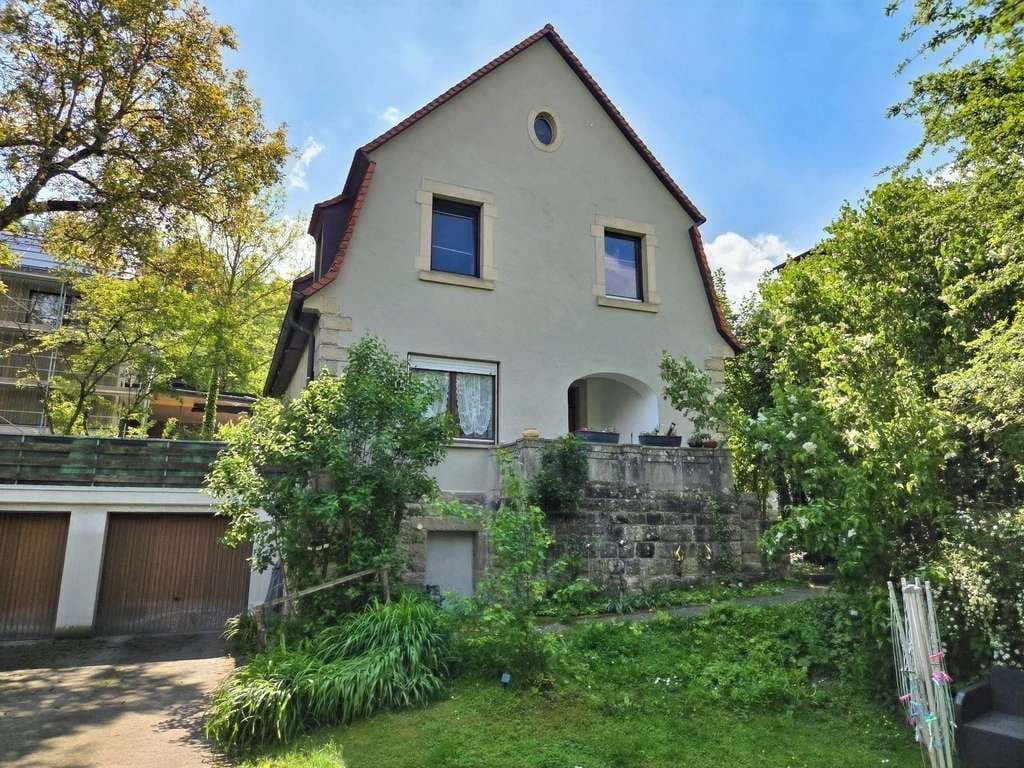 Immobilie in Eltmann - Charmantes Einfamilenhaus (ca. 120 m² Wfl.) mit schönem Garten in ruhiger Lage von Eltmann - Bild 2