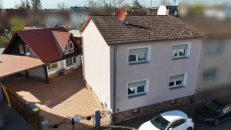 Immobilie in Bruchköbel - Liegenschaft mit Doppelhaushälfte und Hinterhaus mit 2 zusätzlichen Wohnungen in Bruchköbel Stadt - Bild 0