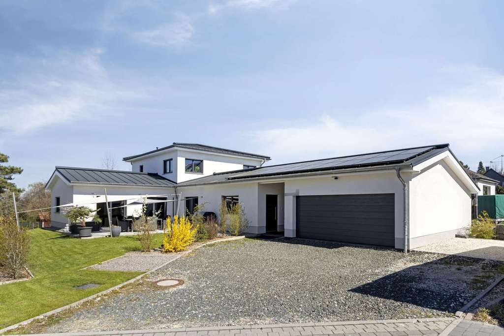 Immobilie in Ellern (Hunsrück) - Stilvolles Wohnen im Grünen – Hochwertiges, energieeffizientes Einfamilienhaus am Soonwald - Bild 1