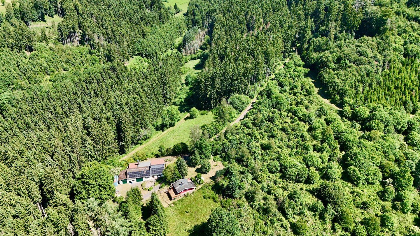 Immobilie in Seffern - Seltenes Juwel, in einmaliger Alleinlage mitten im Wald, autarkes Einfamilienhaus mit Nebengebäuden und ein gemütliches Holzhaus auf großem Grundstück - Bild 0