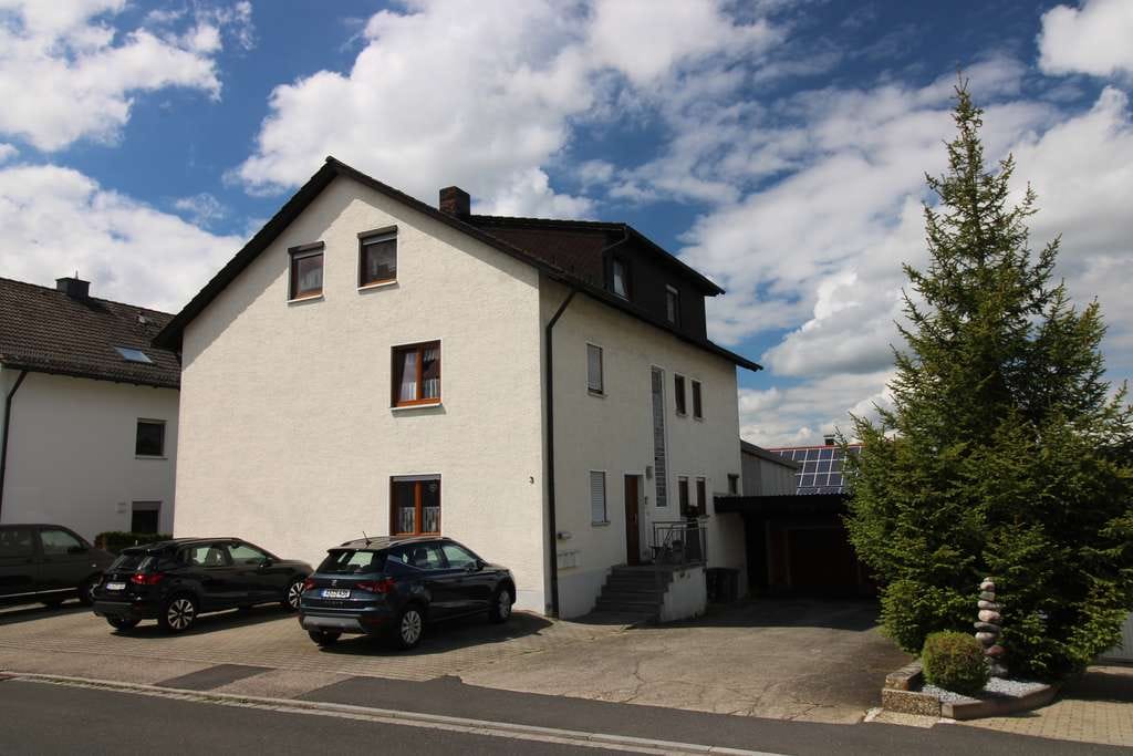 Immobilie in Kümmersbruck - 4 Familienhaus und Einliegerwohnung , 2 Garagen , 5 Stellplätzen , Garten und Balkone - Bild 2