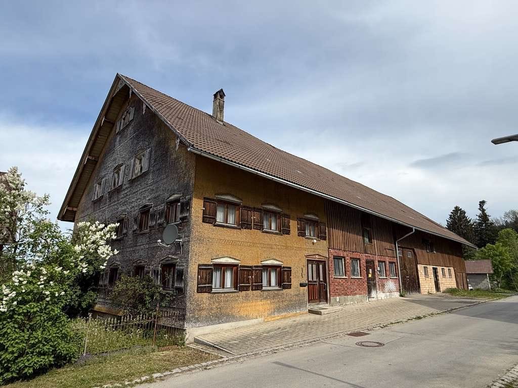 Immobilie in Isny im Allgäu - Sanierungsbedürftiges Bauernhaus in einem Teilort von Isny * 900 m² Wohn- und Nutzfläche * - Bild 0