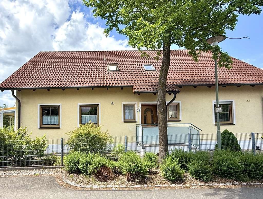 Immobilie in Untermeitingen - Extravagantes Haus mit zwei Wohnungen, Wintergarten, Terrasse und Garage in Untermeitingen zu kaufen - Bild 1
