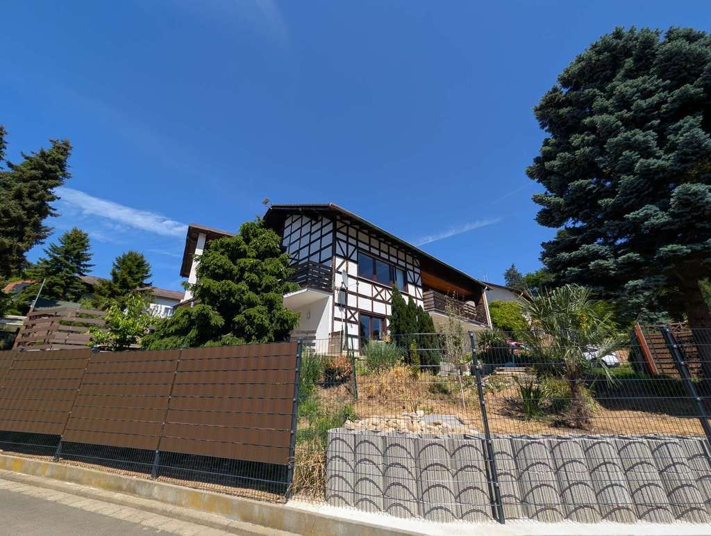 Immobilie in Brensbach - Landhaus-Charme: Galerie-Wohnung mit Atrium-Wohnzimmer, Wellnessbad & Außenbereichen! - Bild 1