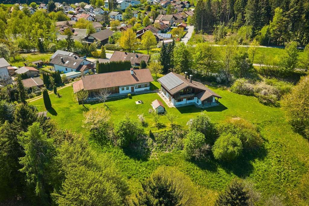 Immobilie in Haselbach - Über 10.000m² Freiheit & Familienglück: Natur pur inkl. Baugenehmigung für weiteres Gebäude! - Bild 0