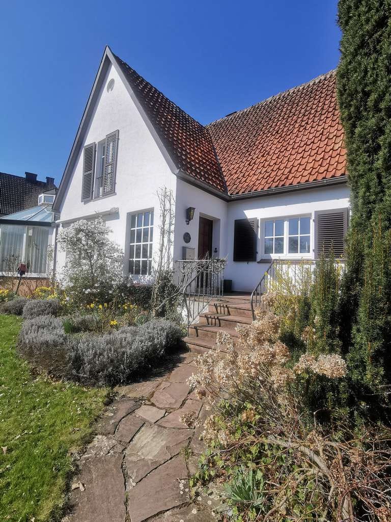 Immobilie in Marsberg - Großzügiges Einfamilienhaus mit Wintergarten, Kaminzimmer, Sauna und gewachsenem Garten in Marsberg - Bild 1