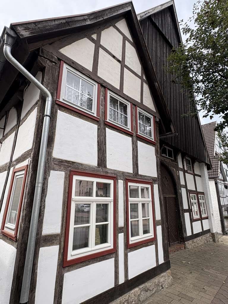 Immobilie in Barntrup - Historisches Vierständer-Dielenhaus mit außergewöhnlicher Substanz im Herzen von Barntrup - Bild 1