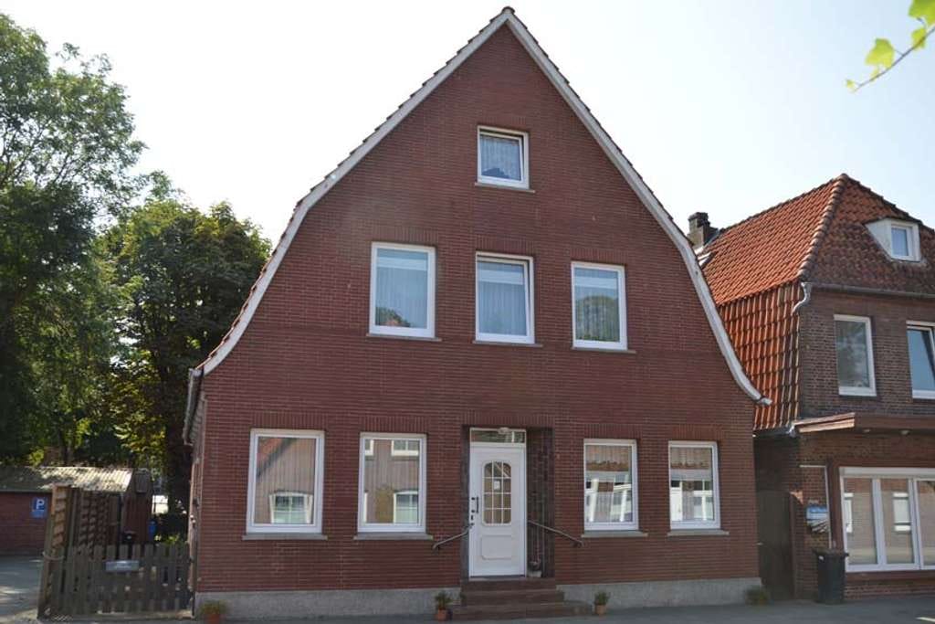 Immobilie in Otterndorf - Solides Zweifamilienhaus in zentraler Lage in Otterndorf mit schönem Grundstück - Bild 0