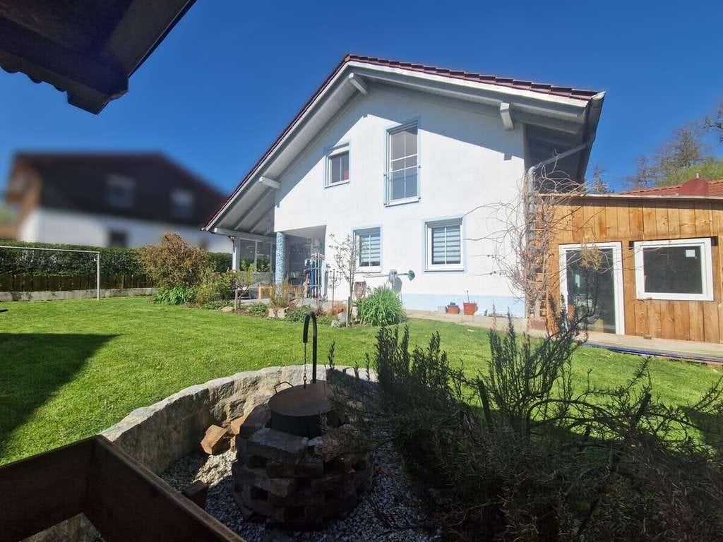 Immobilie in Arnstorf - *Blick ins Grüne*
Solides Einfamilienhaus mit Doppelgarage & Sommerhütte in idyllischer Waldrandlag - Bild 4