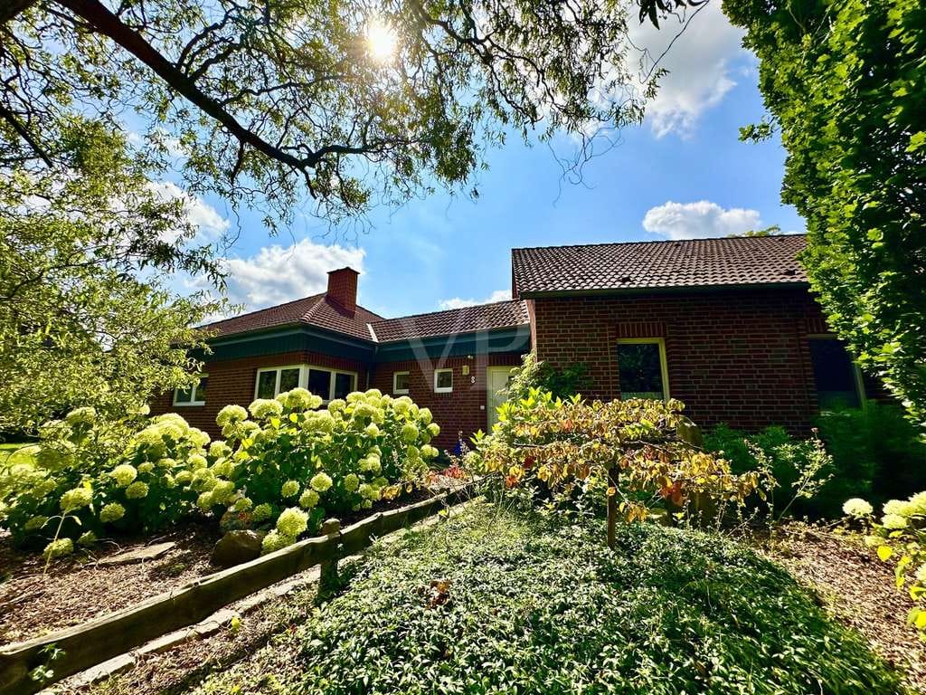 Immobilie in Handrup - Ebenerdiges Wohnen mit Komfort: Bungalow mit Sauna, Kamin und Garten - Bild 1