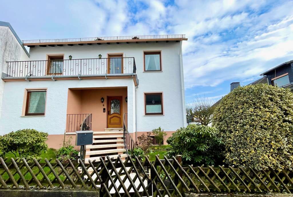 Immobilie in Becheln - Großzügiges und sehr gepflegtes  Ein-/Zweifamilienhaus mit hübschem Garten, Balkon und Garage in Be - Bild 1