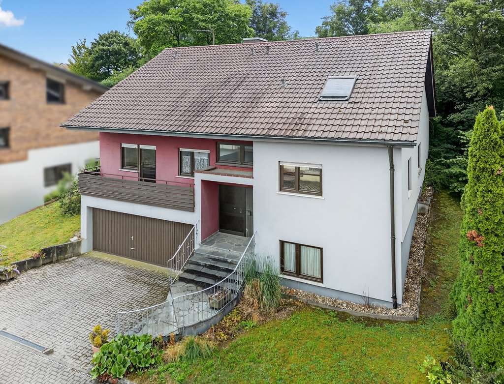 Immobilie in Bruchsal - Ihr neues Zuhause zum Wohlfühlen! 
Geräumiges 1-2 Familienhaus mit viel Platz für die ganze Familie - Bild 1
