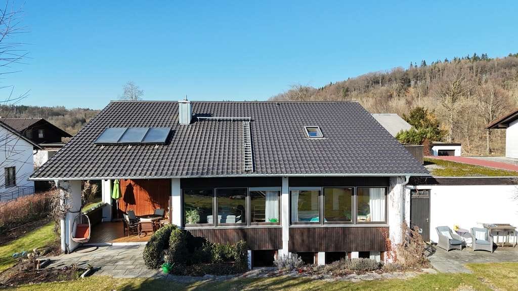 Immobilie in Winhöring - Ein Ort voller Licht und Raum: Idyllisches Einfamilienhaus mit Einliegerwohnung und Gartenzauber - Bild 1