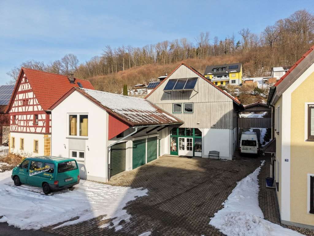 Immobilie in Scheßlitz - Exklusives Wohnhaus mit Halle und architektonischer Passerelle - Bild 1