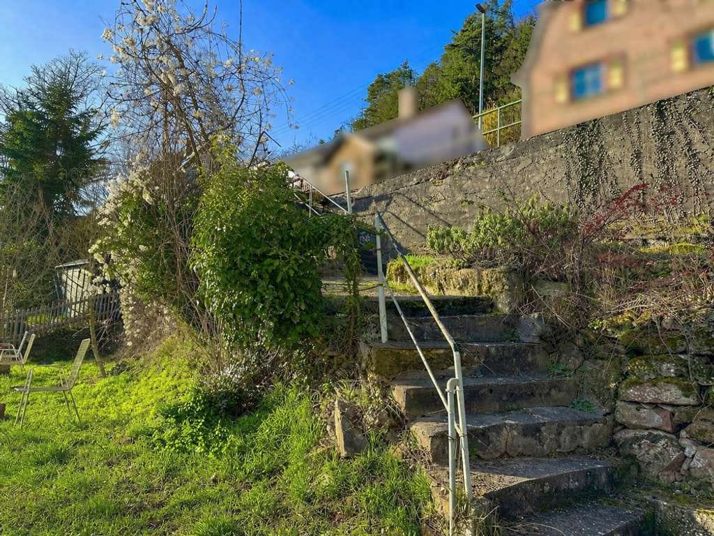 Immobilie in Lambrecht - Kleines Häuschen auf großem sonnigen Hanggrundstück mit Süd- 
ausrichtung und Fernblick - Bild 1
