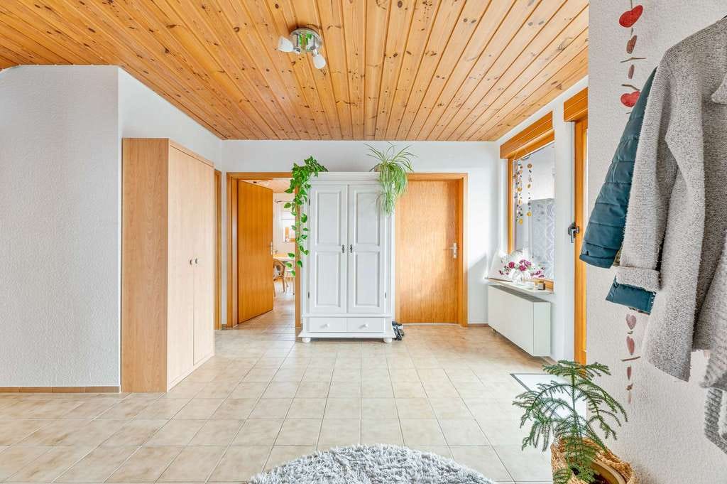 Immobilie in Löchgau - Helle Dachgeschoss Wohnung mit Stellplatz mit Blick über Löchgau zu verkaufen - Bild 3