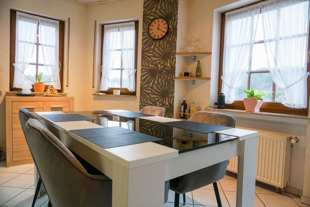Immobilie in Kyllburg - Gemütliches Einfamilienhaus mit Einliegerwohnung, 3 Garagen und moderner Energietechnik - Bild 3