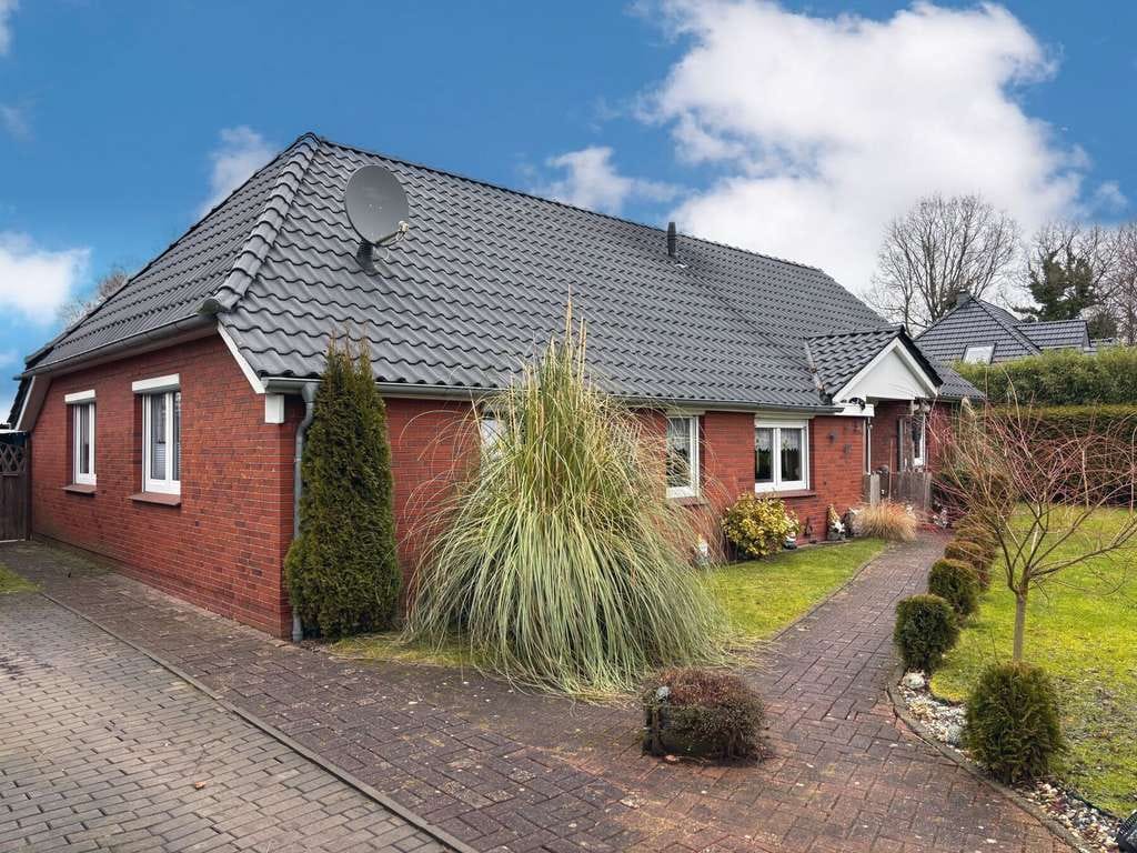 Immobilie in Großheide - Charmantes Landhaus mit großem Garten - Bild 1