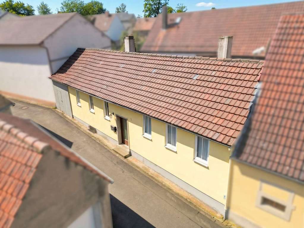 Immobilie in Buchbrunn - Sanierungsobjekt in ruhiger Stichstraße – ideal für Handwerker oder Kapitalanleger - Bild 1