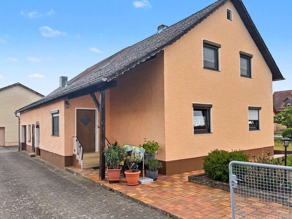 Immobilie in Regenstauf - Gepflegtes Einfamilienhaus mit Nebengebäude auf großzügigem Grundstück in Regenstauf-Diesenbach - Bild 2