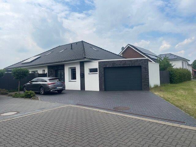 Immobilie in Algermissen - Exklusiv, modern, Stein auf Stein! Freistehendes Einfamilienhaus im familienfreundlichen Neubaugebiet in Algermissen! - Bild 0