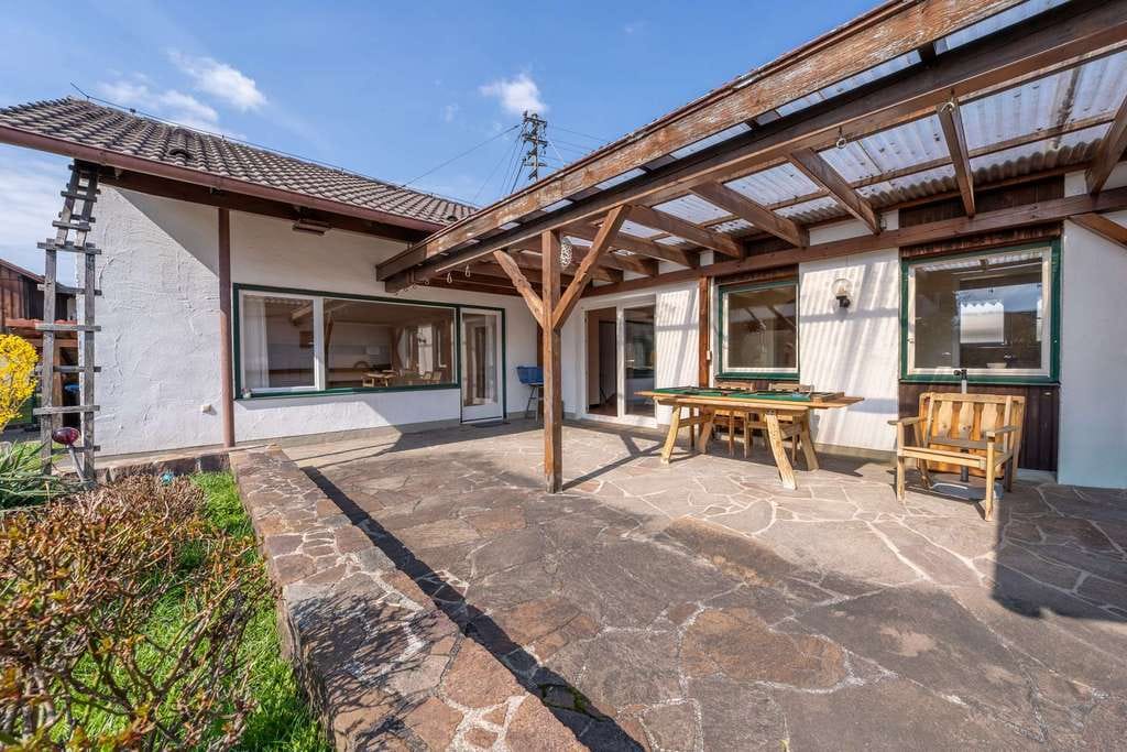 Immobilie in Raisting - Renovierungsbedürftiger Bungalow auf großem Grundstück in ruhiger Lage - Bild 1