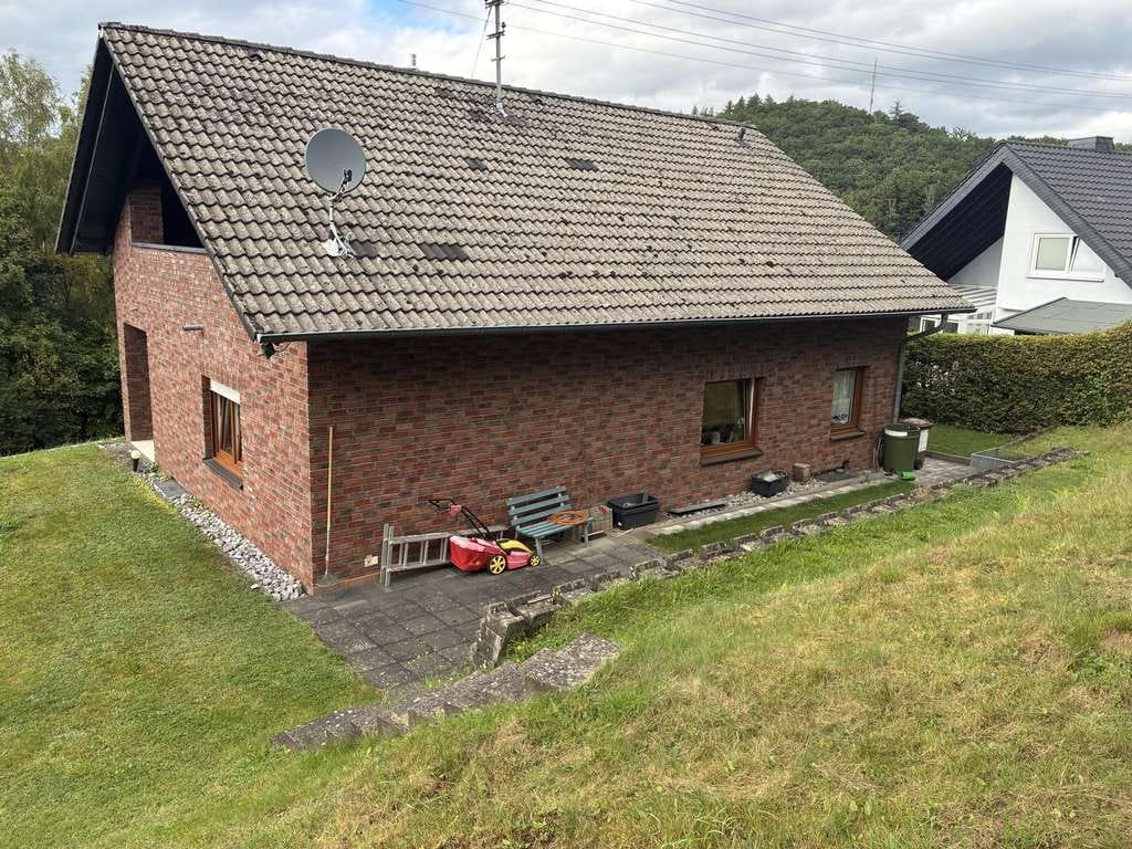Immobilie in Niederfischbach - Ihr neues Zuhause in Niederfischbach - 
Verklinkertes Einfamilienhaus mit Garage - Bild 2