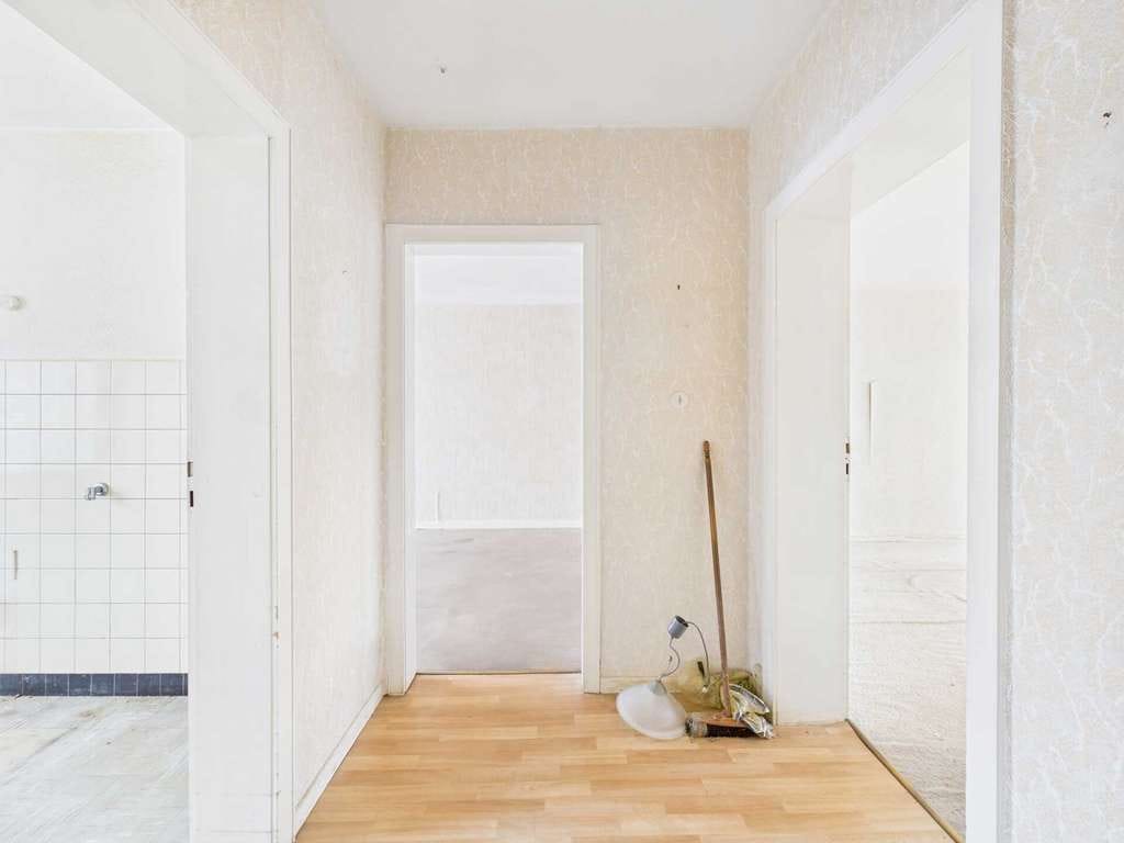 Immobilie in Hildesheim - Kompakte Wohnung mit Balkon – ideal zur individuellen Sanierung - Bild 1