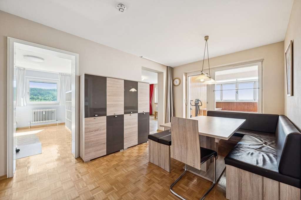Immobilie in Herrenberg - 3.5-Zimmer-Wohnung mit Weitblick ins Grüne von Herrenberg - Aufzug + Tiefgarage - Bild 2