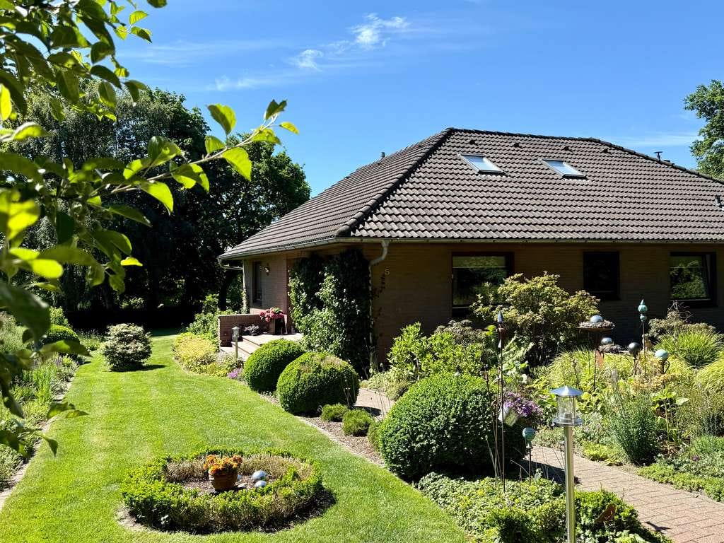 Immobilie in Ramstedt - Wohnen, wo die Ruhe zuhause ist – Einfamilienhaus mit Traumgrundstück und unverbaubarem Feldblick - Bild 2